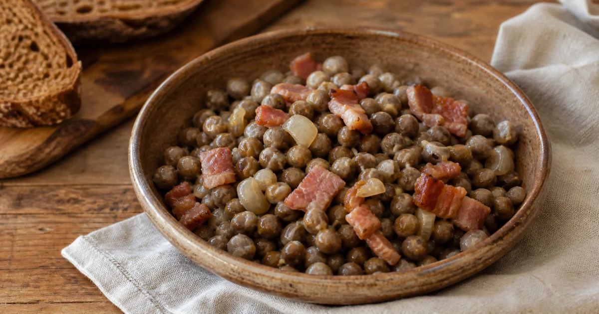 Bowl of Latvian grey peas with bacon and onion